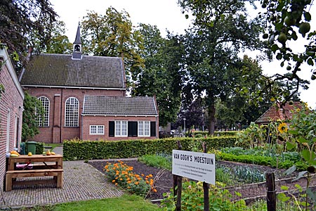 Niederlande - Nord-Brabant - Natürlich mit Sonnenblumen: Bauerngarten mit Blumen und Pflanzen aus van Goghs Zeit an der Kirche von Zundert, an der der Vater Pfarrer war