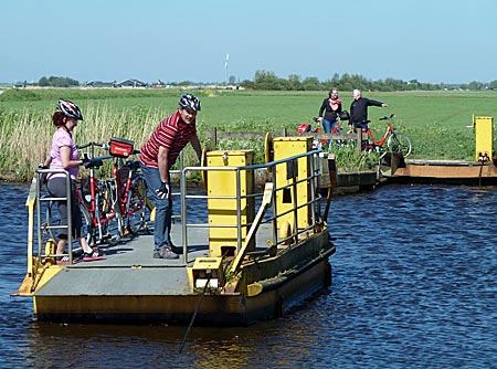 Nordholland - An der alten Kurbelfähre auf dem Rundtrip von Lemmer aus ist Armkraft gefragt. Und das reichlich.