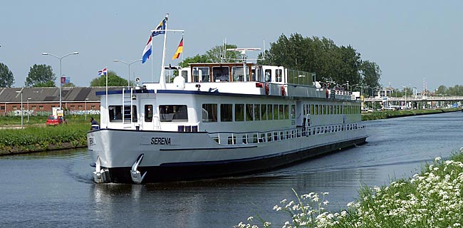 Nordholland - das Schiff Serena vor Alkmaar