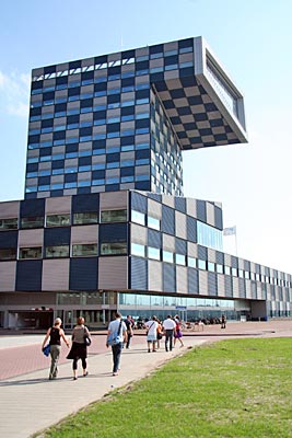 Niederlande - Rotterdam - Skulpturen in der Stadt: Das Gebäude der Hochschule für Schifffahrt- und Transport im Rotterdamer Lloydsquartier, gebaut nach Plänen von Willem Jan Neutelings und Michiel Riedijk