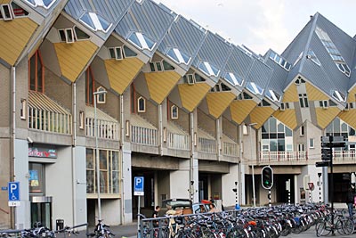 Niederlande - Rotterdam - Architektonisches Highlight: Die von Piet Blom gestalteten Kubuswohnungen bestehen aus 38, ineinander verschachtelten schwarz-gelben Würfeln