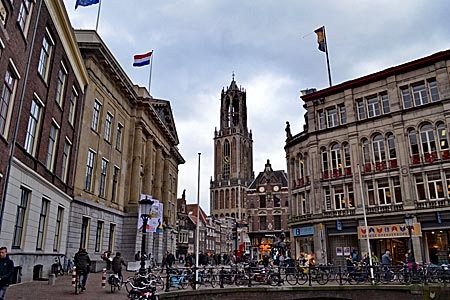 Utrecht - Überragt die geschäftige City: Der Domturm ist der höchste Kirchturm der Niederlande