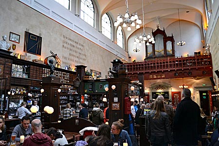 Niederlande - Utrecht - Tresen statt Altar: In der früheren Kirche Maria Minor hat sich eine viel frequentierte Kneipe eingerichtet
