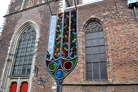 Niederlande - Utrecht - Symbol der alten Nutzung und Lichtkunstobjekt: neues Kirchenfenster vor alter Kirche, in der nun das Museum Speelklok seine Schätze hütet