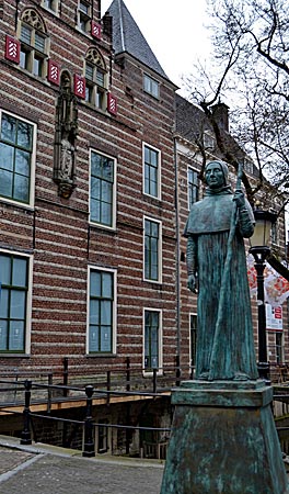 Niederlande - Utrecht - Adrian von Utrecht vor dem Haus, in das er nicht mehr einziehen konnte, weil er als Papst Hadrian VI. nach Rom gerufen wurde