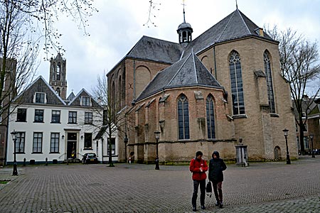 Niederlande - Utrecht - Ort der Stille: Platz hinter der Pieterskerk (älteste Teile aus dem 11. Jahrhundert). Links im Hintergrund wacht der Domturm
