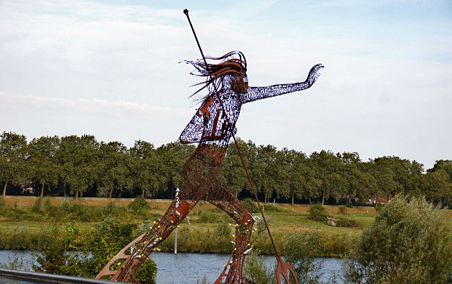 Der friedfertige Krieger, ein Kunstwerk an der Maasbrücke, Venlo, Niederlande
