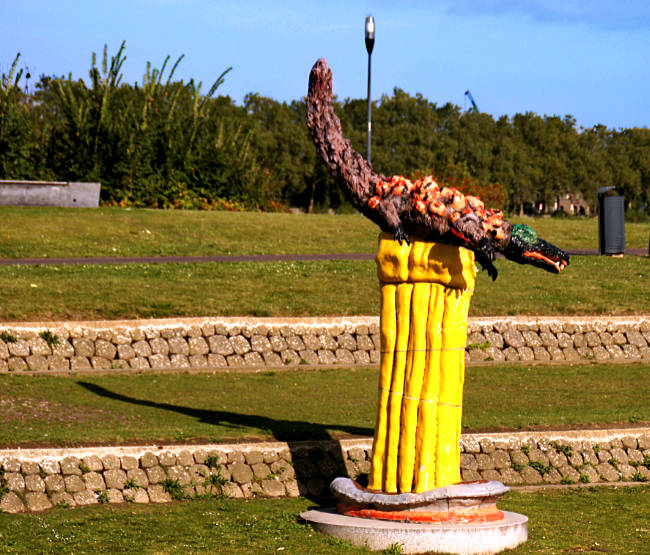 Tropische Szenerie mit einem Krokodil aus Keramik an der Marina von Venlo, Niederlande