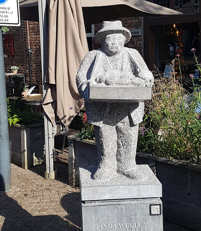 Steinernes Porträt des stadtbekannten Erdnussverkäufers Pienda Wallum, Venlo, Niederlande