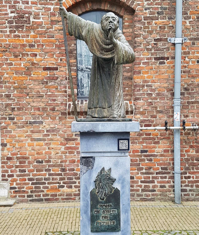 Am Dominicanenplein - ein Pater, der zum Schweigen mahnt, aber warum?, Venlo, Niederlande