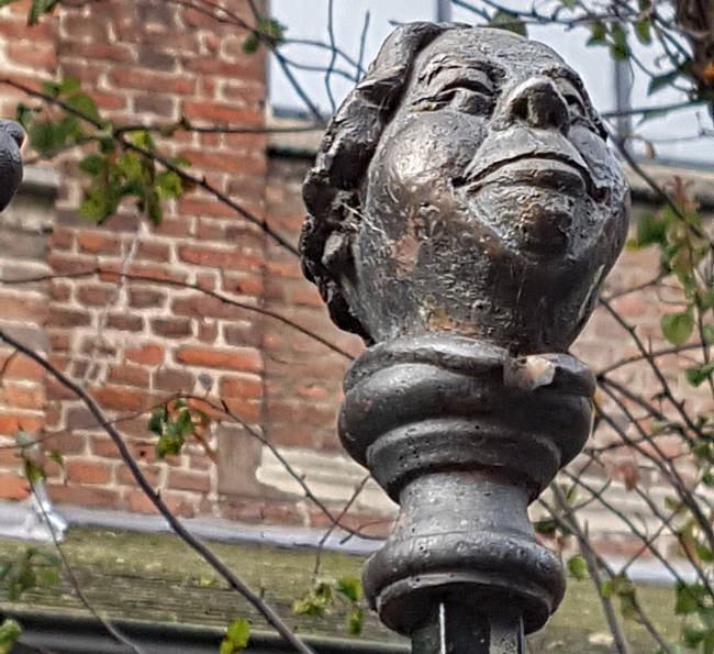 Den eisernen Zaun in der Keizerstraat zieren zahlreiche Charakterköpfe, Venlo, Niederlande