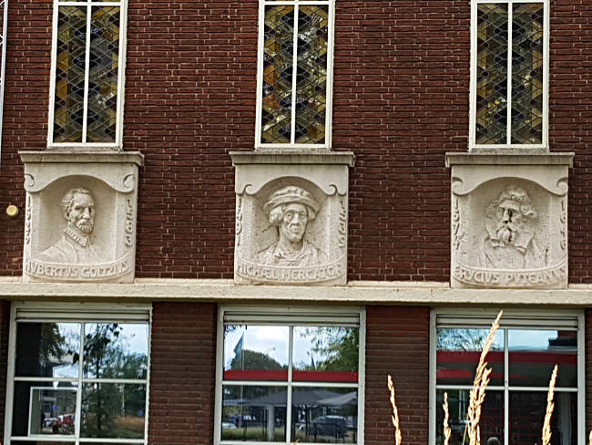 Gelehrte schmücken die Fassade des Museums Bommel van Dam, Venlo, Niederlande