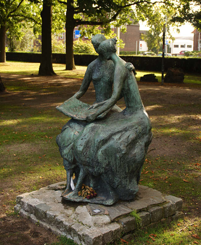 Lesende Mädchen im Julianapark sind in ihrer Lektüre vertieft, Venlo, Niederlande