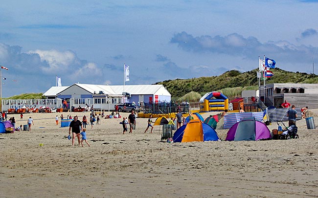 Niederlande - Zeeland - Strandbistro mit Strandmuscheln