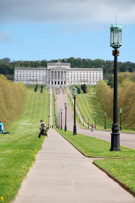Nordirland - Rasen betreten erlaubt – vor dem nordirischen Parlaments- & Regierungsgebäude Stormont Castle