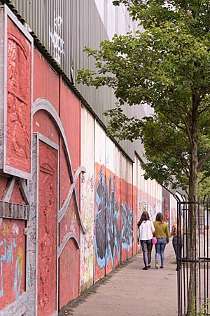 Nordirland - "Friedensmauer" trennt die katholische Falls von der protestantischen Shenkill Road in West Belfast