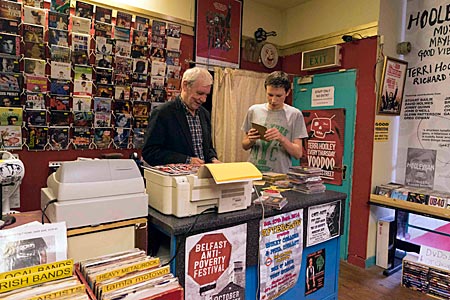 Nordirland - Musikproduzent Terri Hooley (li) mit seinem Sohn in seinem Plattenladen "Good Vibrations" in Belfast