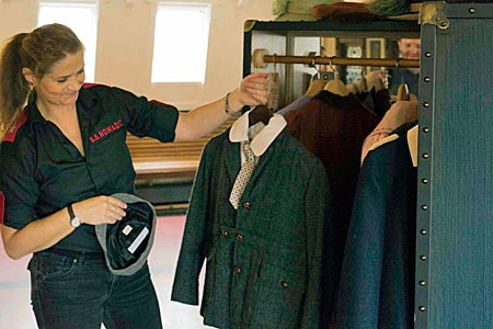 Nordirland - restaurierter ehemaliger Tender der Titanic SS Nomadic in Belfast: Passagiergepäck