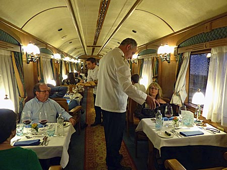 Das Frühstück wird an Bord des Zuges serviert. Das Abendessen kommt abwechselnd im Transcantábrico und in Restaurants an Land auf den Tisch