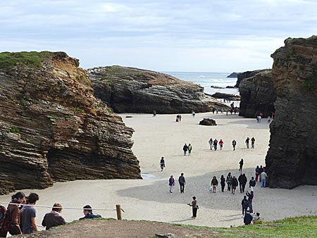 Wenn an Galiciens „Kathedralenstrand“ die große Flut kommt, tauchen die Steinkolosse im Meer komplett unter
