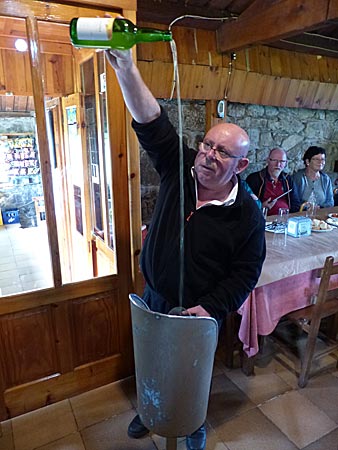 Ein „Hoch“ auf den Apfelwein. Vor dem Durstlöschen steht das Ritual des Einschenkens