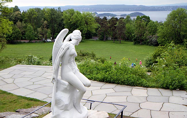 Skultur Anatomy of an Angel von Damian Hirst im Ekebergpark in Oslo, Norwegen