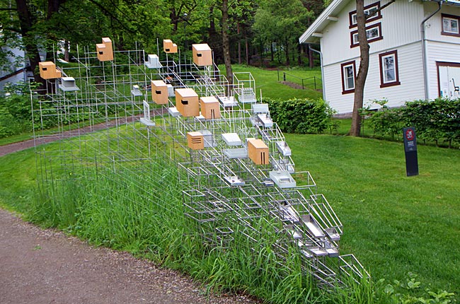 Skulptur Stilleben mit Landschaft von Sarah Sze im Ekebergpark in Oslo, Norwegen