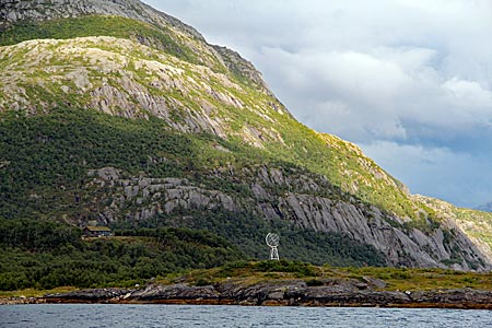 Norwegen - Kystriksveien - Arctic Circle: Polarkreisdenkmal auf der Insel Vikingen