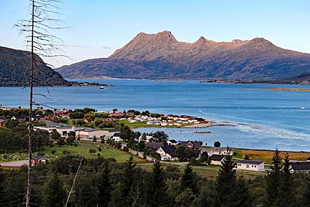 Norwegen - Kystriksveien - Herrliche Aussicht - Blick vom Aussichtspunkt Utsikten auf den Campingplatz Havblikk Nesna und auf die Helgelandküste