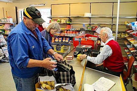 Norwegen - Kystriksveien - Der 87-jährige Karl Henry Sørensen betreibt auf Støtt einen kleinen Supermarkt. Dieser ist bei Einheimischen sowie bei Bootsfahrern und Touristen