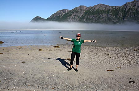 Norwegen - Lofoten - Überirdisch: Bucht am Grunnførfjorden im Norden von Austvågøy, durch die die Straße führt. Der Nebel erhebt sich wie ein Band über dem Strand und die Sonne kommt raus.