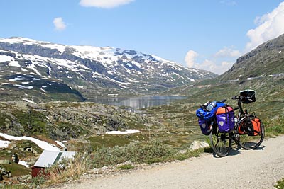 Norwegen - Rechts am Berg verläuft die Strecke der Bergen-Bahn