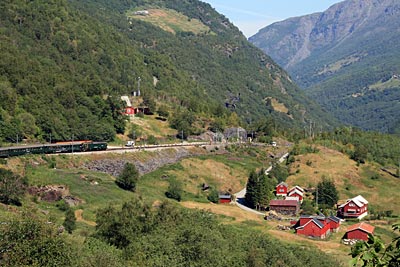 Norwegen - die kleine Flåmsbahn, die auf einer der steilsten Schienenstrecken der Welt hinunter bis zum Aurlandfjord fährt