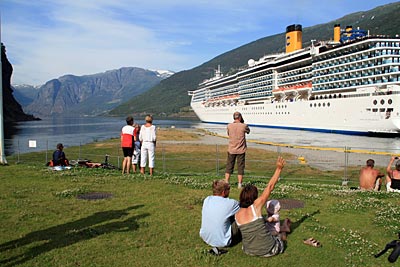 Norwegen - Flam - Das Kreuzfahrtschiff Costa Mediterranea auf Kurs zum Sognefjord