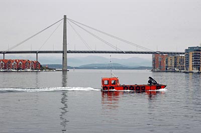 Norwegen - Stavanger - Blick zum offenen Wasser mit Skagen-Brücke vom Hafenbecken Vagen aus