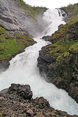 Norwegen - Zughalt am Wasserfall Kjosvossen