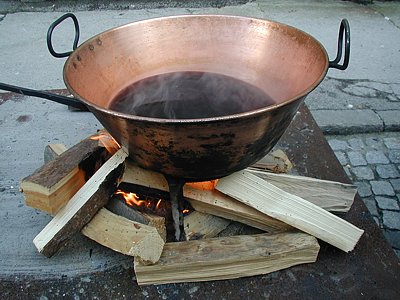 Österreich / Rattenberg / Kupferkessel auf Feuer