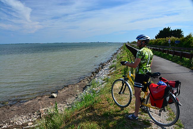 Alpe Adria Radweg - Hier geht’s über den Damm nach Grado