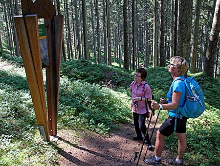 Österreich  - Altenmarkt-Zauchensee - Mit Margreth Balla (rechts) auf dem Bauernregelnweg