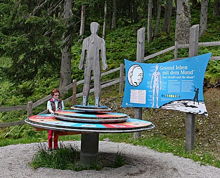 Österreich - Altenbarkt-Zauchensee - Station auf dem Mondpfad am Zauchensee