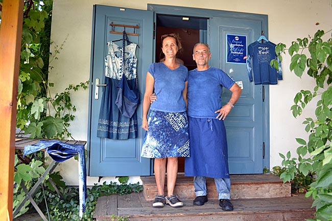 Burgenland in Österreich - Machen blau: Ehepaar Koó vor ihrem Geschäft in Steinberg-Dörfl