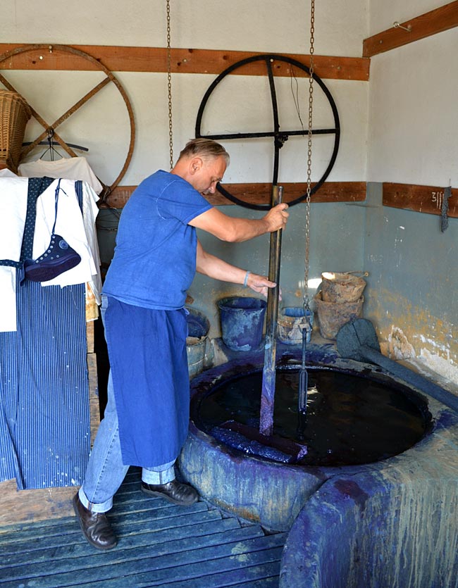 Burgenland in Österreich - Wie vor 100 Jahren: Josef Koó verteilt die Indigo-Lösung auf die in den Bottich getauchten Stoffe