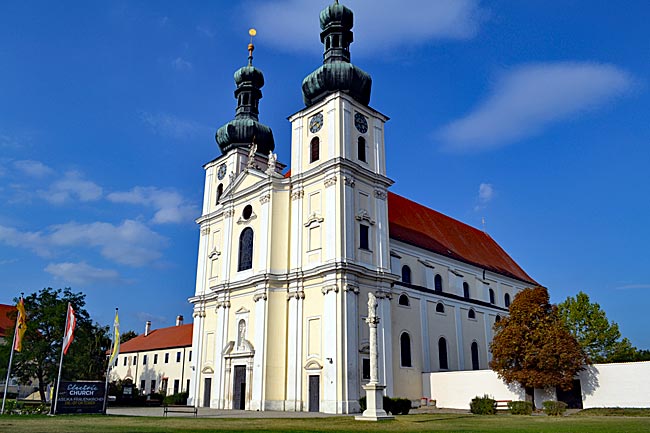 Burgenland in Österreich - Spiritualität statt Spirituosen: Die Basilika von Frauenkirchen ist Pilgerziel und Mittelpunkt des Seewinkels
