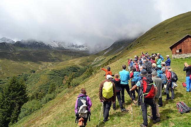 Montafon in Österreich - Wanderführer und Hobby-Historiker Friedrich Juen zeigt den Weg in Richtung Schweiz