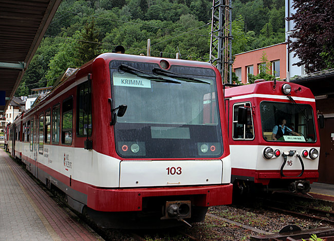 Österreich - Pinzgau - Wendezug und Dieseltriebwagen im Bahnhof Zell am See