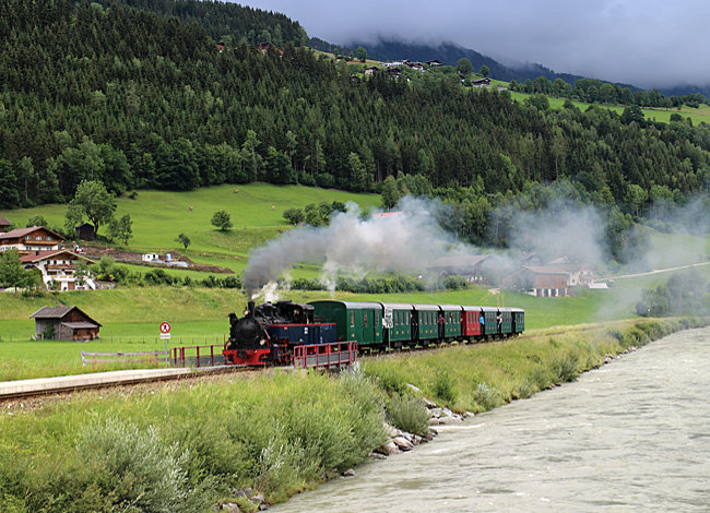 Österreich - Pinzgau- Nostalgiezug mit Lok Aquarius C dampft entlang der Salzach
