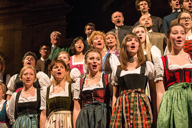 Österreich - Sängerinnen vom Salzburger Volksliedchor beim SalzburgerAdventsingen, Foto Franz Neumayr