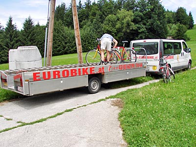 Österreich Salzkammergut - Bei Pannen - und wenn die Kräfte nachlassen - ist das Begleitfahrzeug von Eurobike gerne gesehen