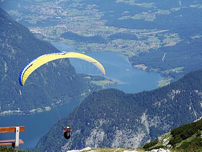 Österreich - Dachstein - Ideal sind die  Bedingungen für Gleitschirmflieger, die sich vom Dachsteingebirge aus in die Lüfte schwingen