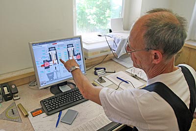 Österreich - Tirol - Hermann Albrecht steuert per Computer die Prozesse im Schwelofen
